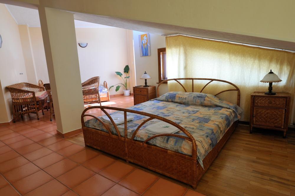 Family Hotel Prolet شومن المظهر الخارجي الصورة